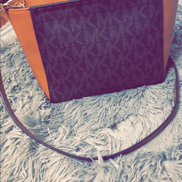 Michael Kors crossbody handbag - Picture 2 of 4